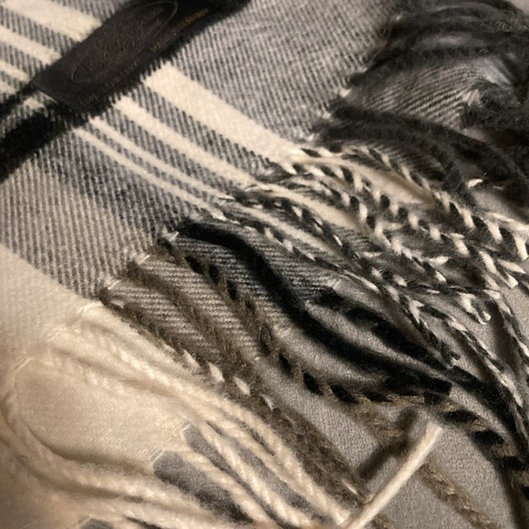 SCARF Beautiful cashmere white, grey & black plaid 12”x68”, fringed. Like new. - Picture 4 of 10